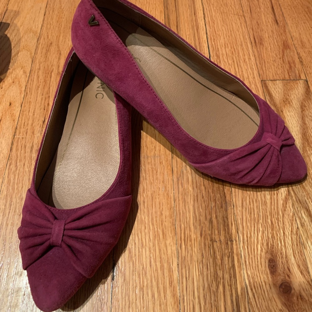 Pointed toe classy Vionic flats